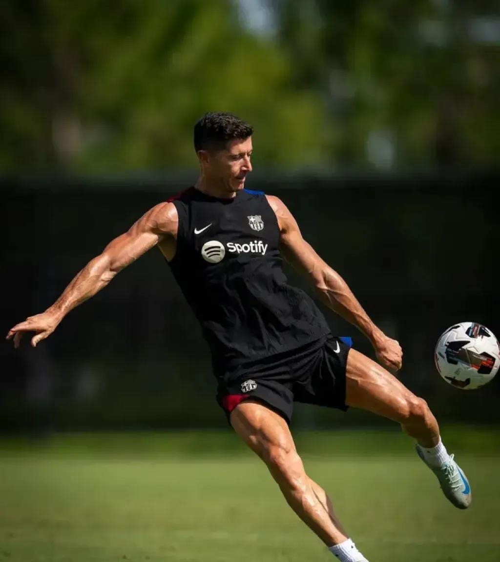 9体育-关于莱万多夫斯基在切尔西比赛中领先优势明显，比赛局势复杂引发热议！比赛高潮迭起的信息