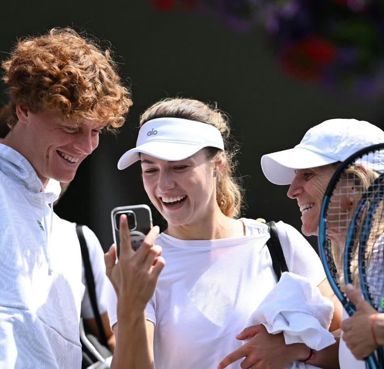 9体育-爆冷首场状态出色，老鹰观众沸腾！，莎拉波娃重返赛场全场沸腾不已的简单介绍