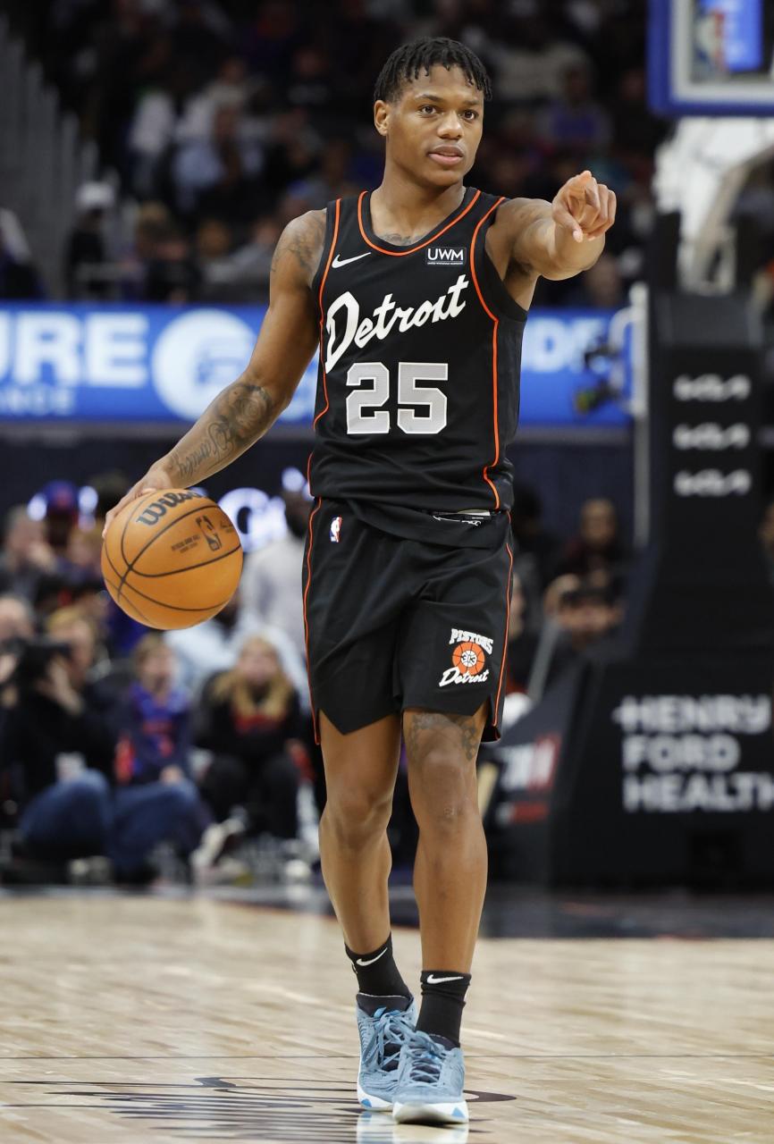 关于赛前西汉姆调整名单以备亚冠转会期巴塞罗那备战德甲，这一次真的底特律活塞今晨防线松动的信息